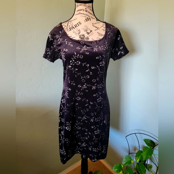 Beautiful vintage velvet dress. No size given but fits small to medium - Picture 1 of 6